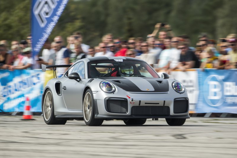 http://www.onemile.ee/fotod/Thomas_Padovani_Porsche_GT2_RS.jpg